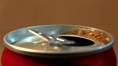 Kırmızı demir kıyısında kahverengi Soda