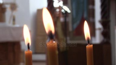 Billowing darbeler mumlar ve beyaz dışarı çıkarın