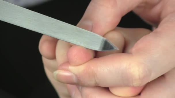 Petite fille se ongle pédicure avec des ongles de fichier 