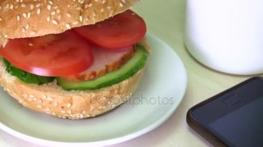 Etli sandviç domates ve salatalık ile