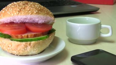 Etli sandviç domates ve salatalık tablo ile