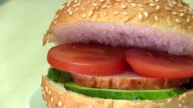 Sandviç domates, jambon ve salatalık ile