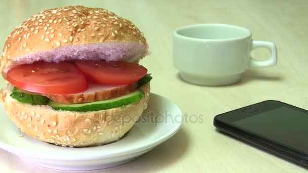 Kött smörgås med tomater och gurka vit kopp kaffe — Stockvideo