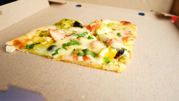 Les amis prennent la main Deux morceaux restants de délicieuse pizza à base de poisson, de verdure et de fromage — Video