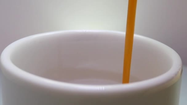 Schaumstoffbraunes Getränk mit Luftblasen füllt sich in eine weiße Tasse oder ein Glas — Stockvideo