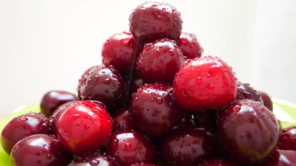 Pila de fruta de cereza vierta el agua — Vídeos de Stock