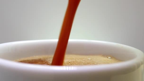 Pěna, kterou hnědý nápoj s vzduchové bubliny vyplní bílou Cup — Stock video
