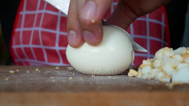 Body Builder corta claras de huevo y yema de huevo con proteína antes de entrenar al gimnasio — Vídeos de Stock