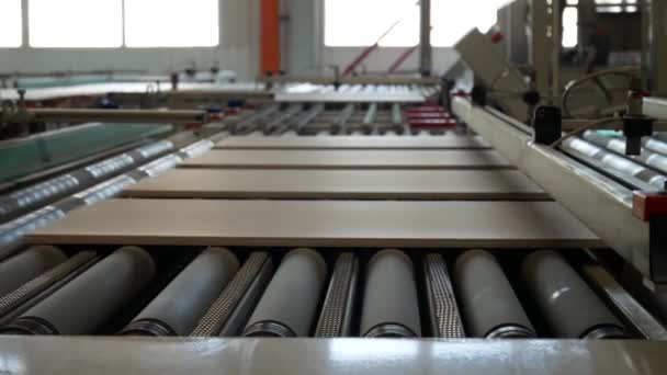 Linha transportadora para telha cerâmica na planta pesada — Vídeo de Stock