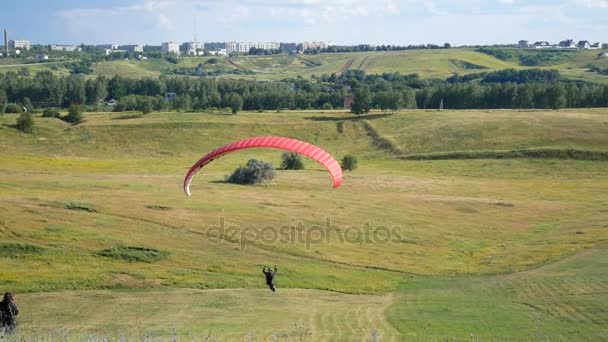 Man Paragliding een Extreme sport evenement op een Paraglider — Stockvideo