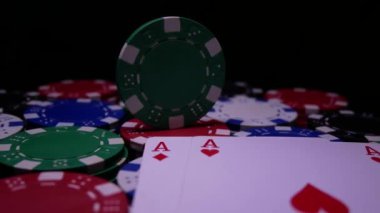 Poker masası Casino fişleri ile. Çift Kişilik aslardan Poker fişleri