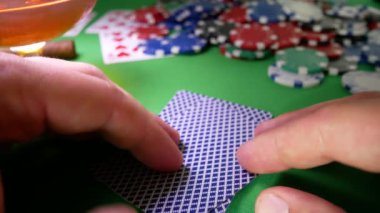 Poker oyuncuları kazanır ve para alır