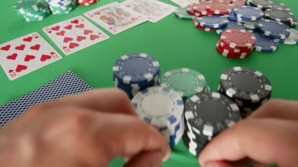 Jogador de poker move fichas na mesa no Casino. Chips de casino — Vídeo de Stock