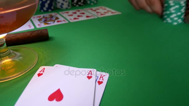 Человек двигает фишки на столе в казино. Игроки в покер выигрывают — стоковое видео