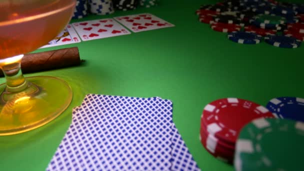 Winnaar In Poker. Man beweegt Chips op tafel bij Casino — Stockvideo
