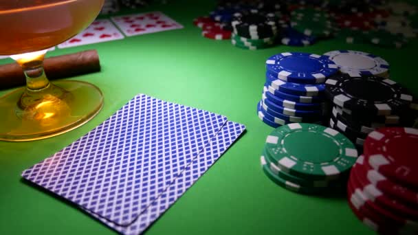 Ases dobles con fichas de póker — Vídeos de Stock