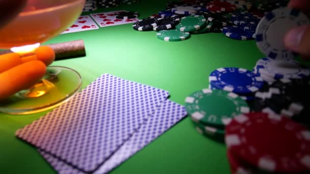 Pokerspelare är nervösa och gör en insats i Poker — Stockvideo