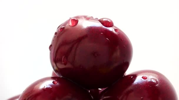 Saftige Kirschen mit Wassertropfen rotieren — Stockvideo