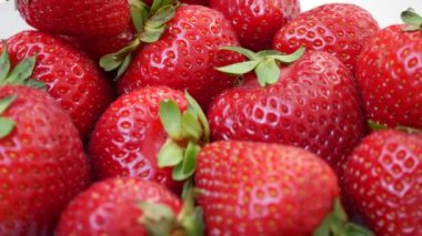 Beyaz arka planda taze çilekler