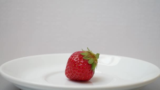 一个红色成熟多汁的新鲜草莓 — 图库视频影像