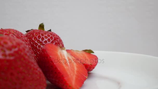 Fresas en un plato blanco — Vídeo de stock