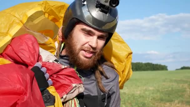 Mannen med fallskärm efter skärmflygning drag — Stockvideo