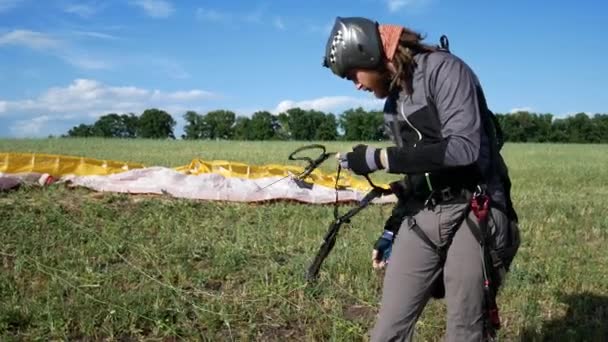 Muž vlaky před Paragliding — Stock video