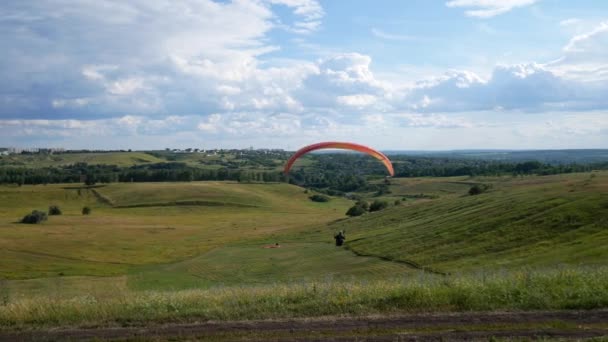 Muž Paragliding se elegantně pohybuje vzduchem — Stock video