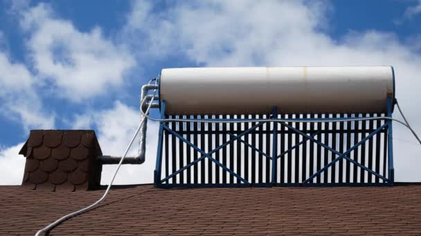 Solaranlage zur Warmwasserbereitung auf dem Dach — Stockvideo