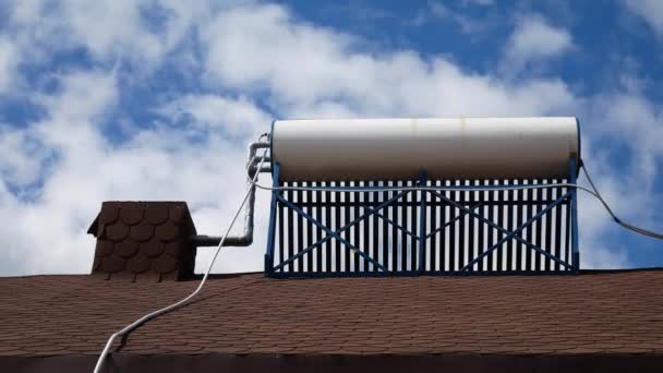 Солнечный водонагреватель на крыше — стоковое видео