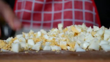 Bıçak ile kesme tahtası üzerinde haşlanmış yumurta kesim