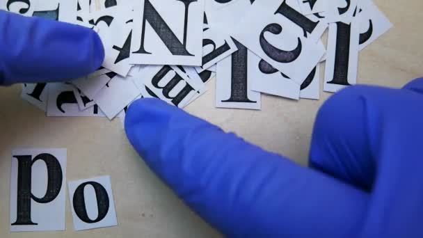 Main dans les gants bleus plis de papier Scraps Word possible 