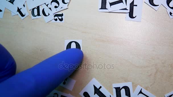 Hand in blauw handschoenen vouwen van papier kladjes woord doen — Stockvideo