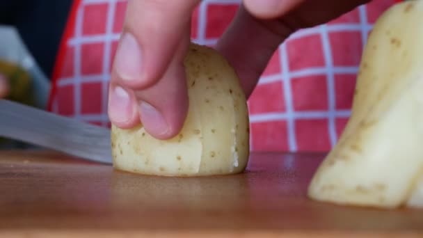 Batatas cozidas que cortam na placa de corte com faca — Vídeo de Stock