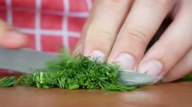 Doğrama kurulu bıçakla üzerinde kesme dereotu