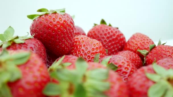 Frische Erdbeeren auf weißem Hintergrund — Stockvideo