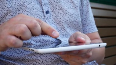 Tablet bilgisayarda çalışan adam
