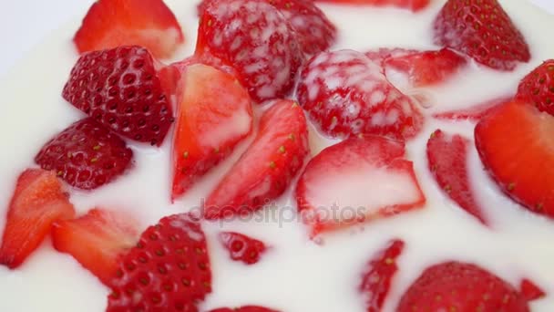 Fresas frescas en crema — Vídeo de stock