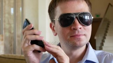 Kör adam cep telefonu dijital asistan ve erişim işlevlerini kullanma