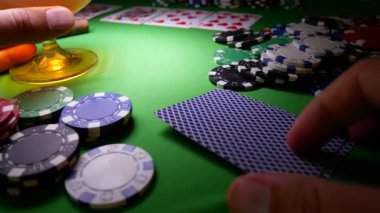 Çift as Poker fişleri ile. Kazanan Poker