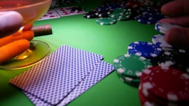 Poker oyuncusu sinir ve bir bahis Poker yapar