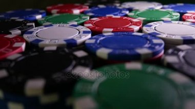 Poker masasında Poker ile döner Casino Chips.