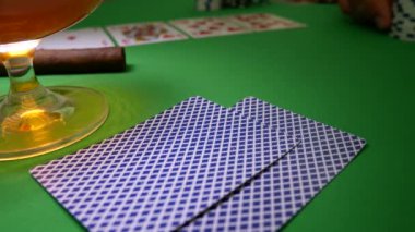 Adam masada Casino Chips taşır