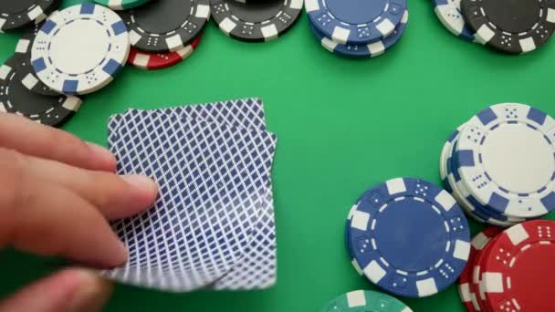 Joueur de poker fait un pari sur la table avec des jetons de poker — Video