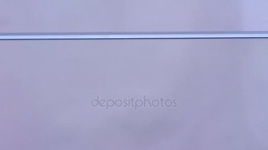 Taze sarı muz dalan meyve ve damla su altında su sıçramalarına