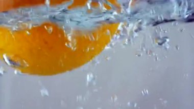 Taze turuncu meyve dalan ve su sıçramalarına damla su altında