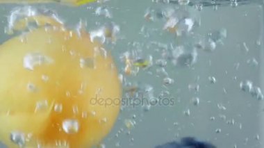 Taze dalan meyve ve su sıçramalarına