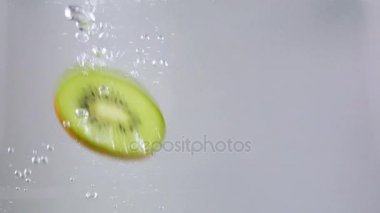 Düşen suya kivi dilimleri