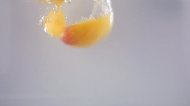 Abricots biologiques frais et mûrs tombant dans l'eau 
