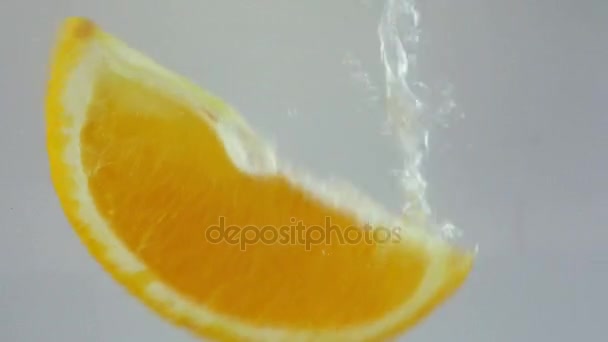 Morceaux de gouttes d'orange sous l'eau sur fond blanc 